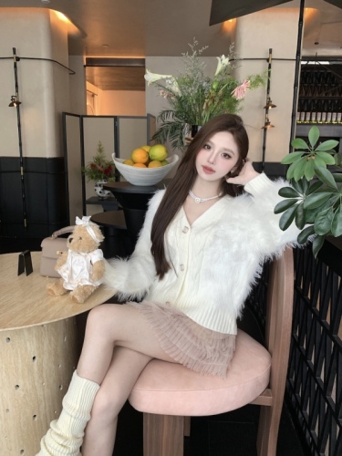 Actual shot of imitation mink velvet v-neck sweater cardigan for women in fall and winter, high-end and elegant loose knitted jacket