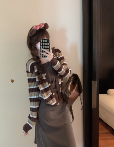Actual shot of autumn and winter new style ~ contrasting striped V-neck knitted long-sleeved cardigan niche sweet top jacket