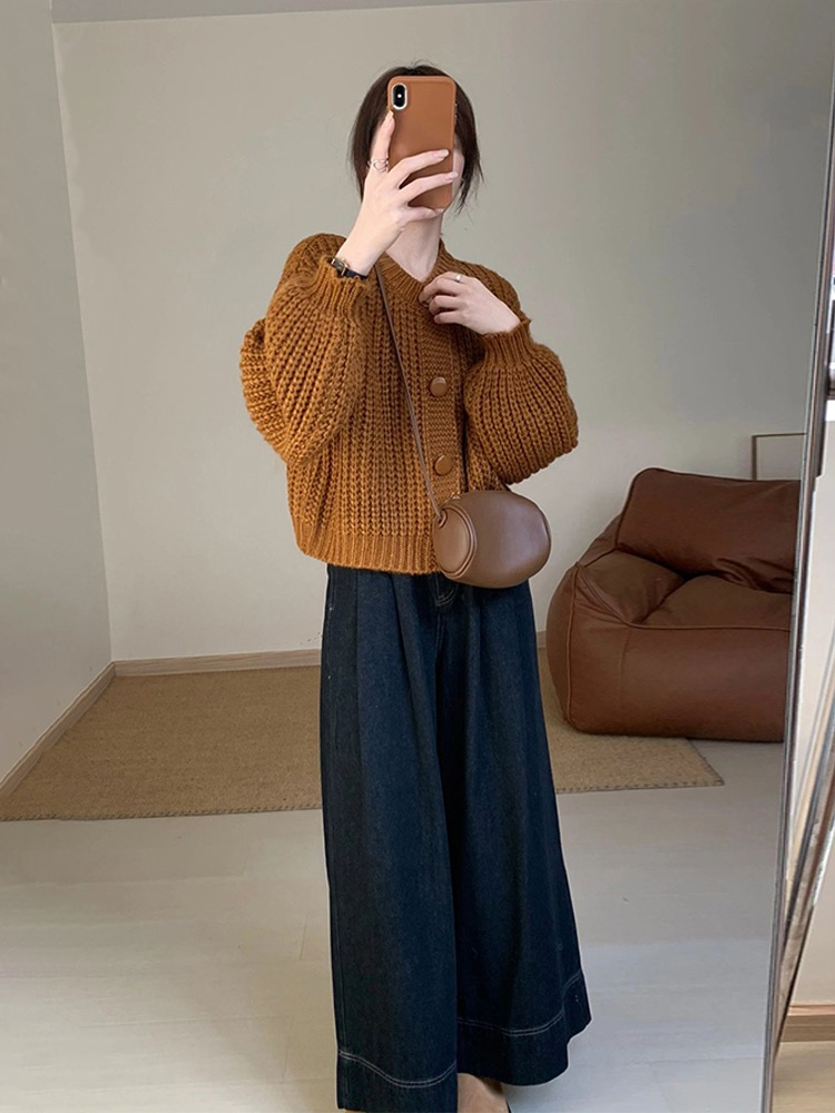 Early autumn outfit with a complete set of fashionable Korean drama outfits for small people, knitted cardigan and wide-leg jeans suit for women