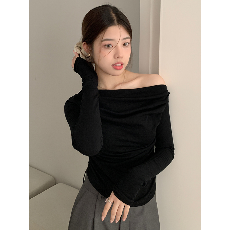 Actual shot of chic thin velvet one-shoulder long-sleeved bottoming shirt for women, autumn pure and sexy black slim fit and leaky shoulder top