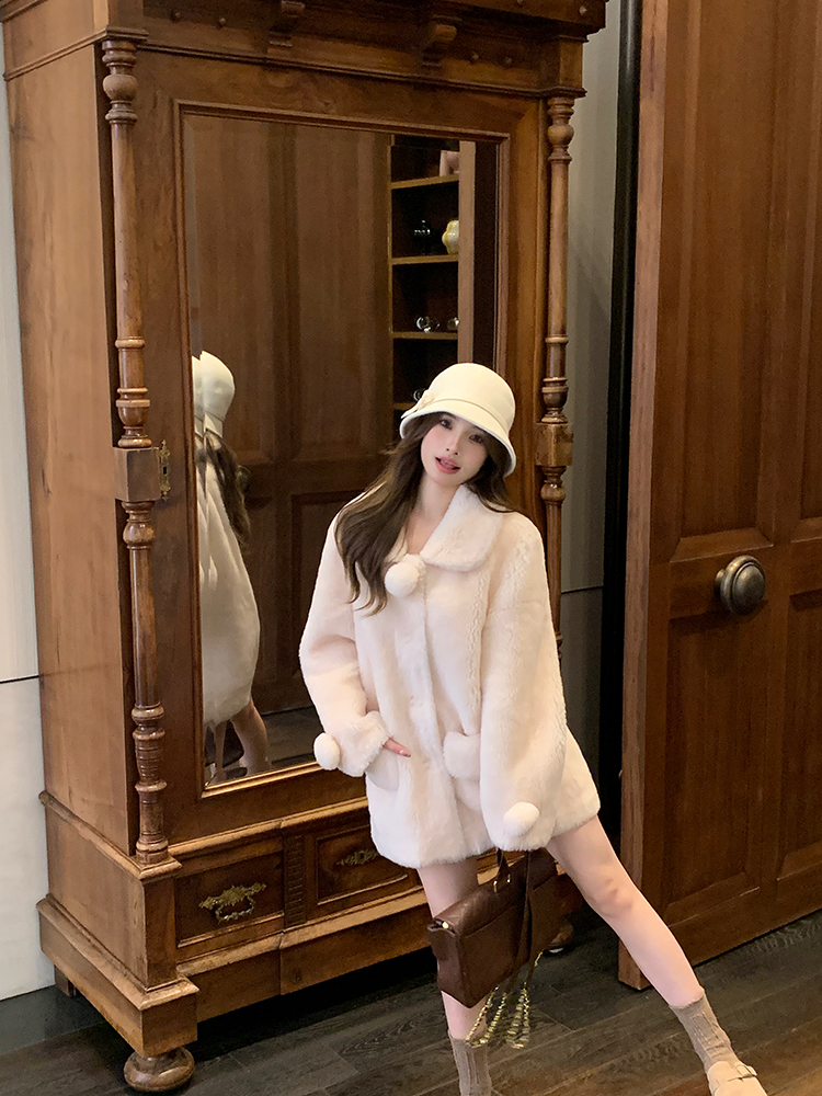 Actual shot of Ball Little Milk Bear woolen fleece all-in-one jacket fashionable and cute small lapel silhouette fur women winter