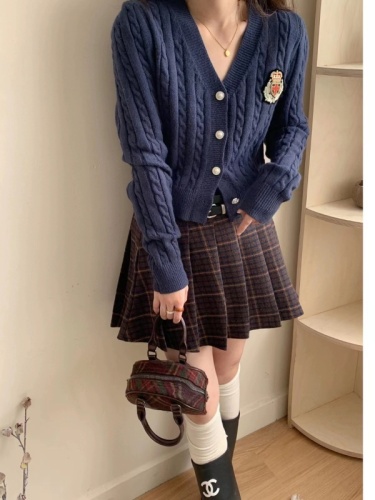 减龄学院风v领单排扣麻花纹胸章设计感针织开衫女小个子毛衣外套