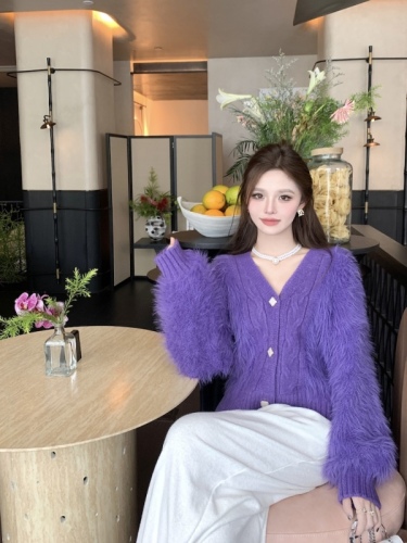 Actual shot of imitation mink velvet v-neck sweater cardigan for women in fall and winter, high-end and elegant loose knitted jacket