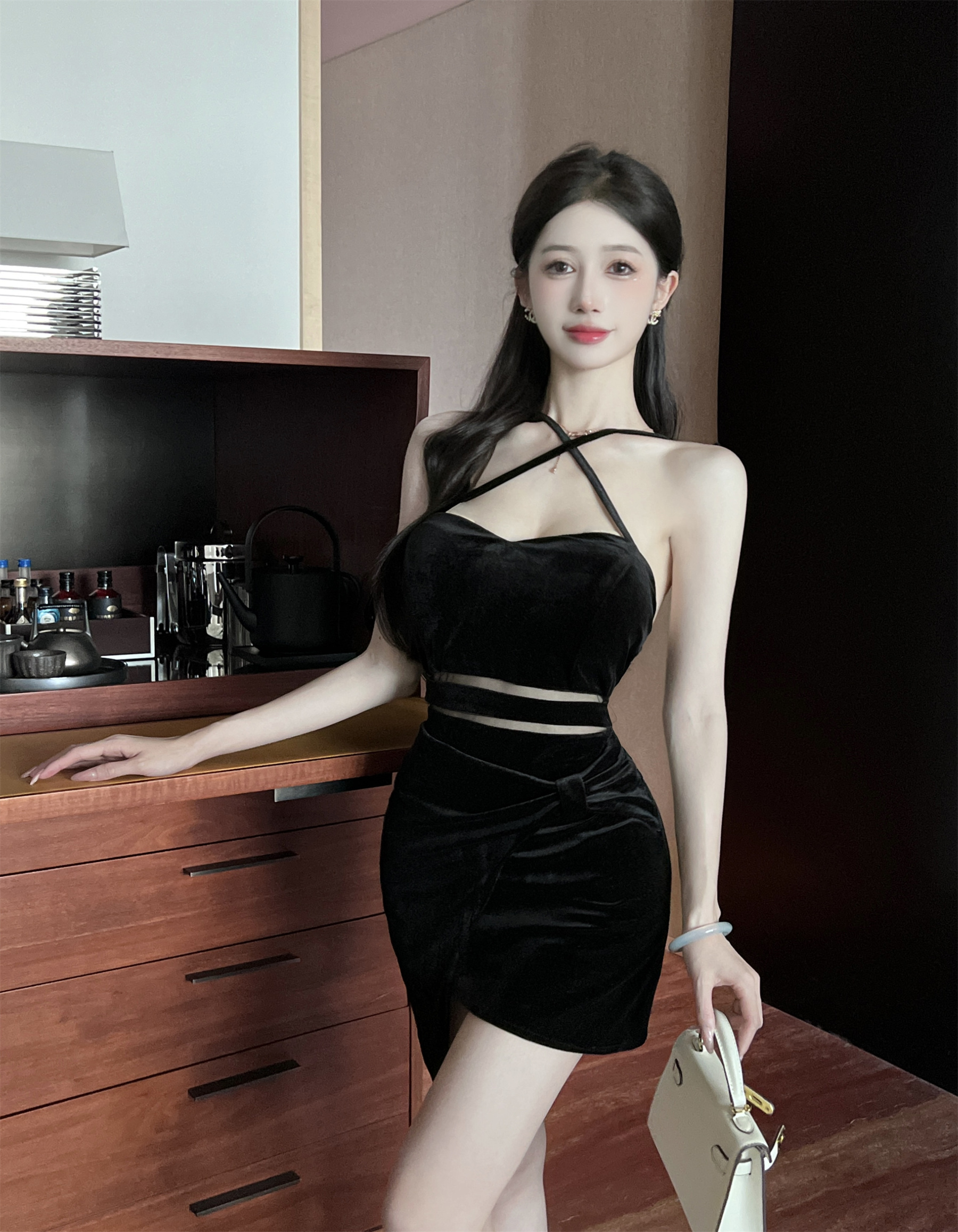 實拍辣妹性感吊帶裙低胸絲絨純色高級感洋氣包臀顯瘦連衣裙