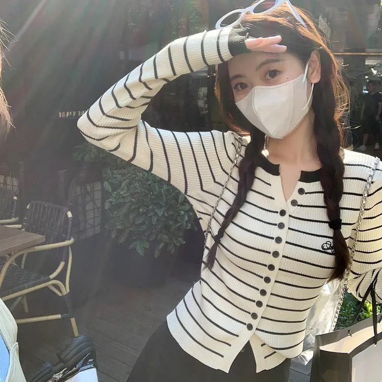天貓品質條紋單排扣針織衫上衣女秋季百搭修身顯瘦長袖打底衫