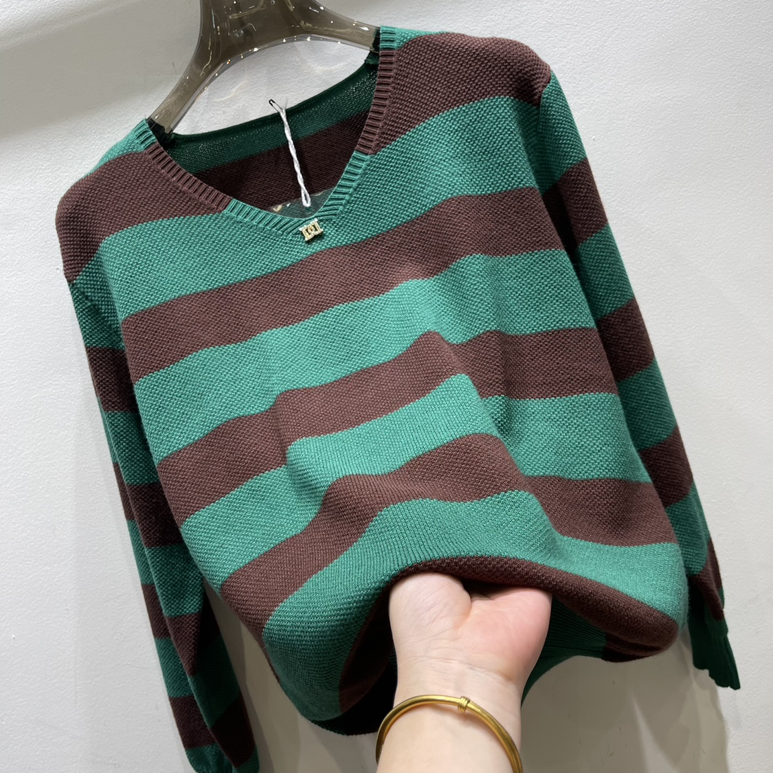 2023 autumn mother's wear long-sleeved sweater V-neck wide striped jacquard sweater outer wear ice silk T-shirt sweater