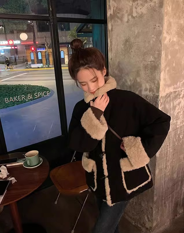Black Retro Corduroy Lamb Wool Jacket Women's 2023 Autumn and Winter New Korean Style Lazy Style Thick Velvet Top