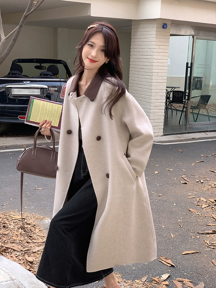 Korean beige coat for women mid-length 2023 autumn and winter new niche design contrasting color lazy style woolen coat