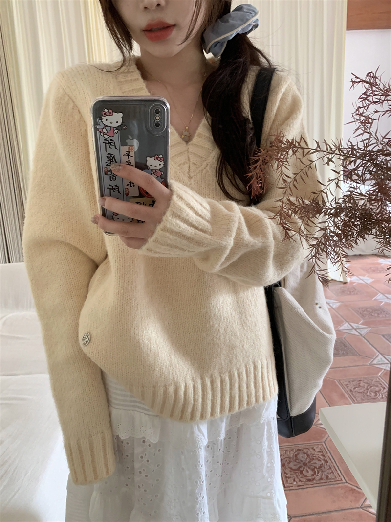 實拍  奶呼呼軟糯V領百搭純色毛衣