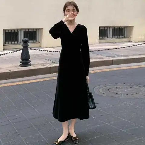 高級感法式赫本風小黑裙晚禮服配大衣打底黑色金絲絨連衣裙女秋冬