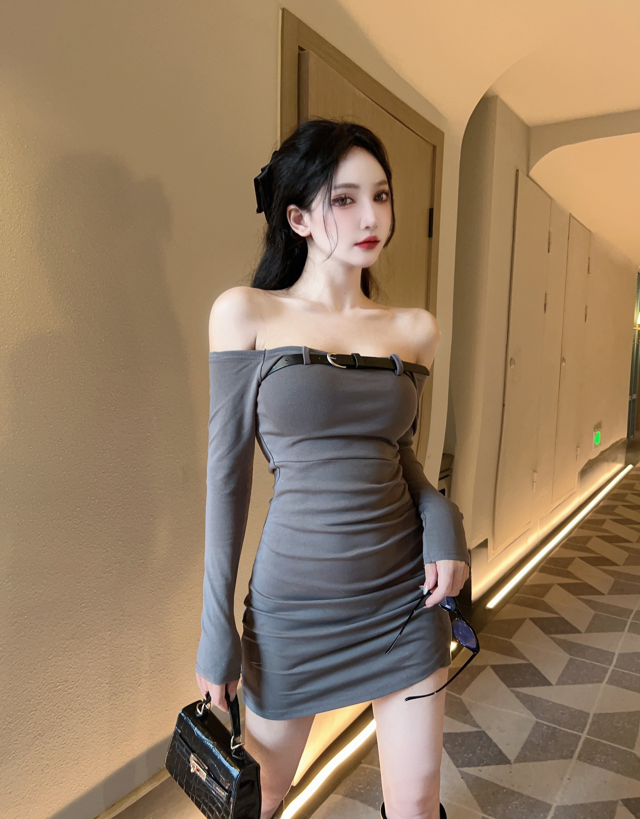 性感露鎖骨一字領長袖連衣裙女秋辣妹收腰包臀裙緊身褶皺一步短裙