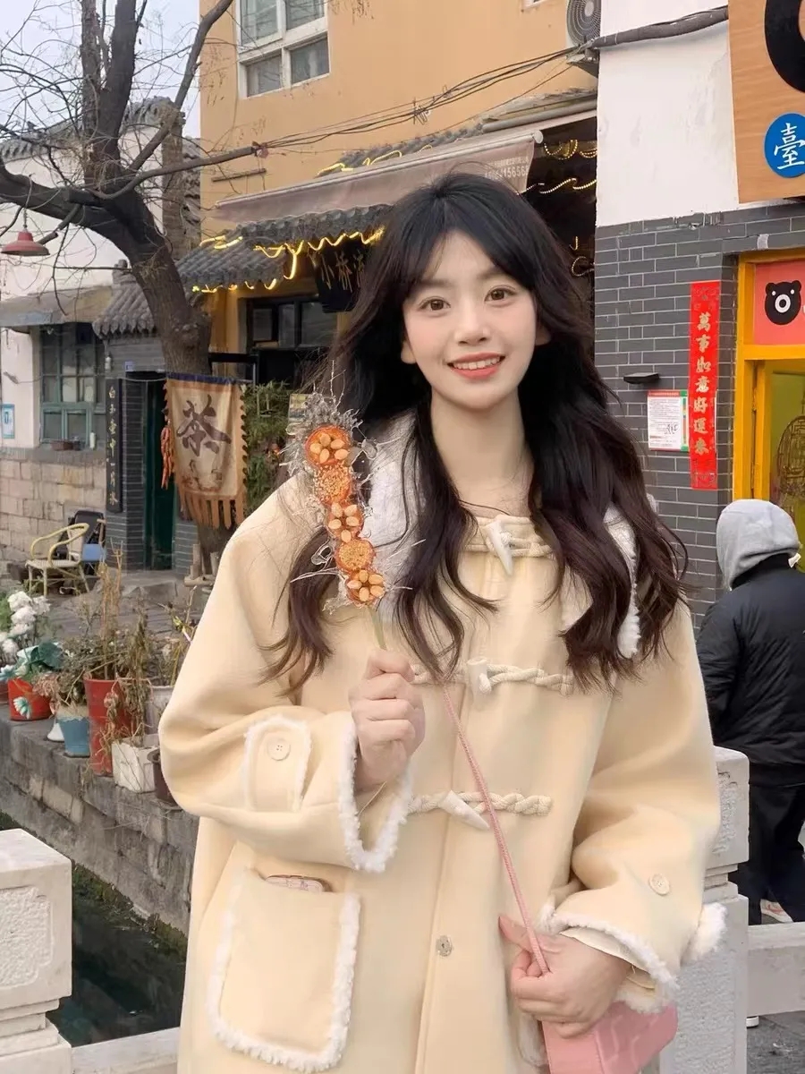 奶黃泡芙高級感超好看外套秋冬羊羔毛牛角扣中長款加厚呢子大衣潮