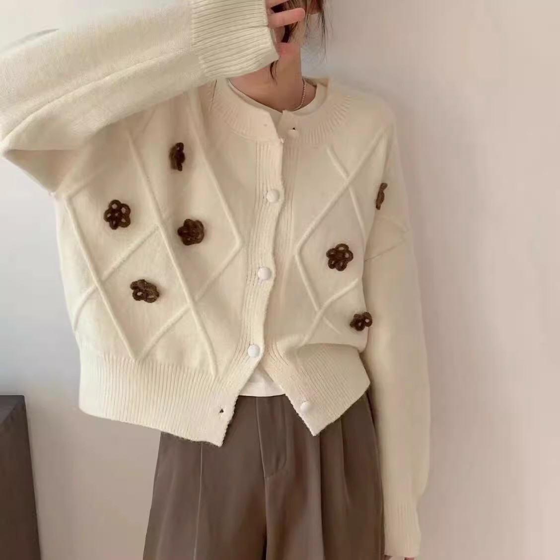 開衫毛衣女春秋新款2023新款寬鬆圓領花朵設計感小眾外套短款上衣