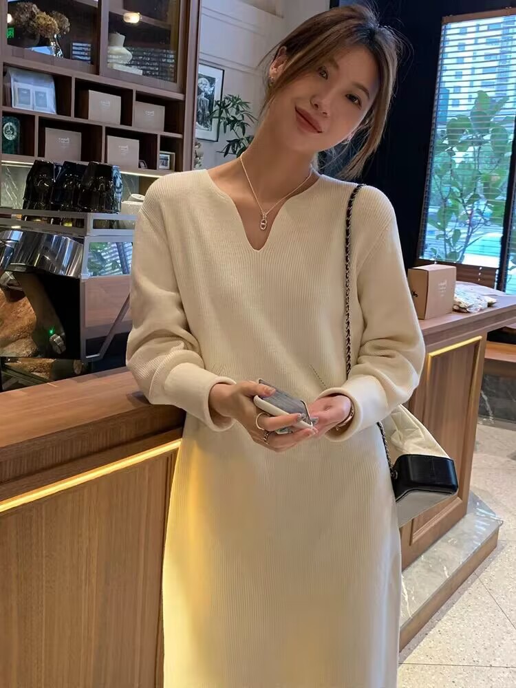 秋冬2023V領針織連衣裙女秋冬新款韓版內搭收腰顯瘦打底毛衣裙