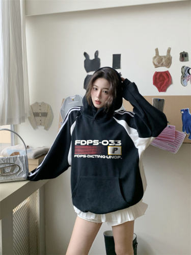 Real shot of American retro raglan sweatshirt for women oversize contrasting color stitching round neck long sleeve loose top trendy
