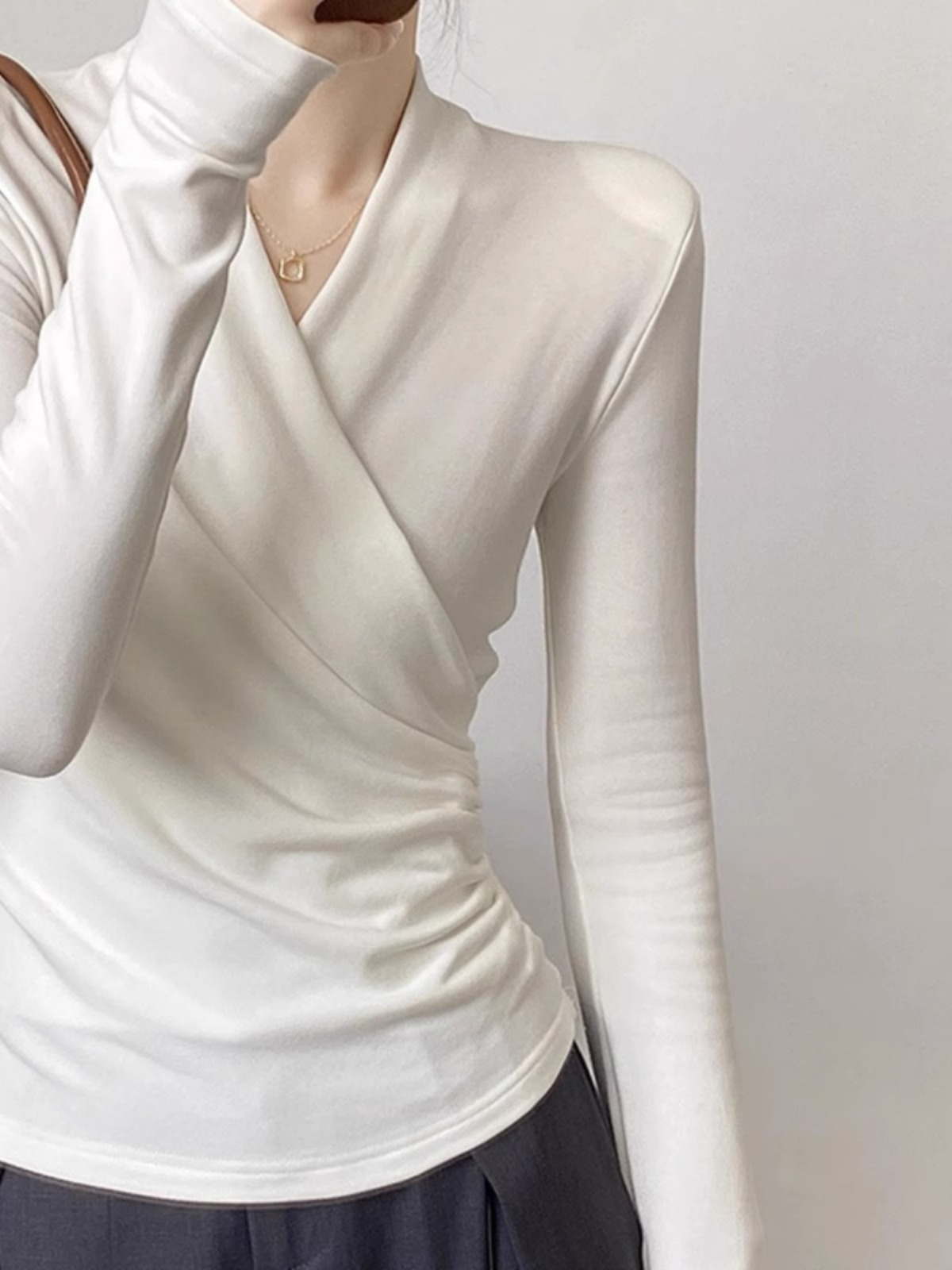 Long-sleeved T-shirt for women spring and autumn 2023 new V-neck cross French waist top slim-fitting bottoming shirt