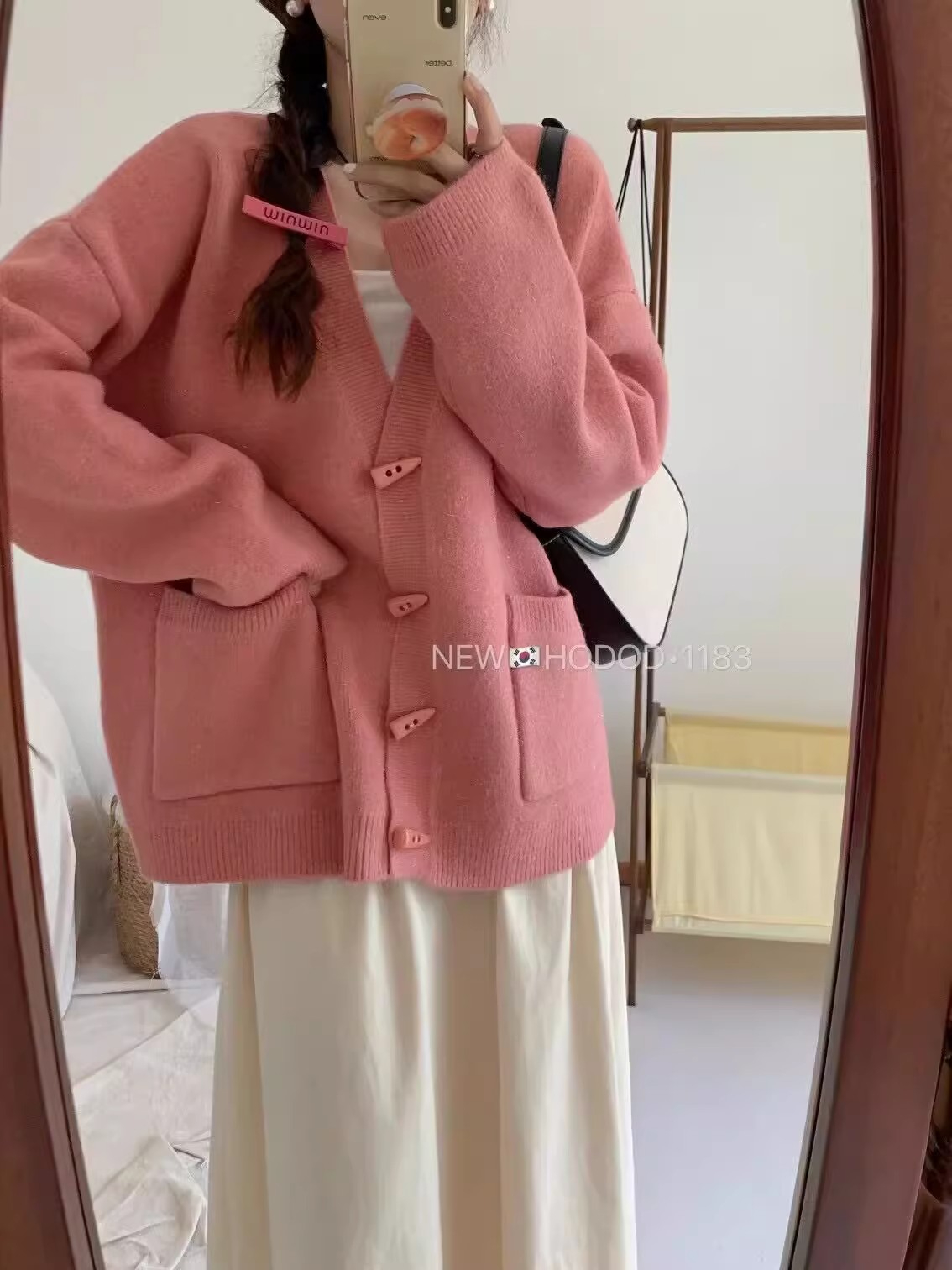 Pink lazy style horn button sweater jacket, gentle milky style, soft and waxy knitted cardigan, autumn and winter 2023 new style