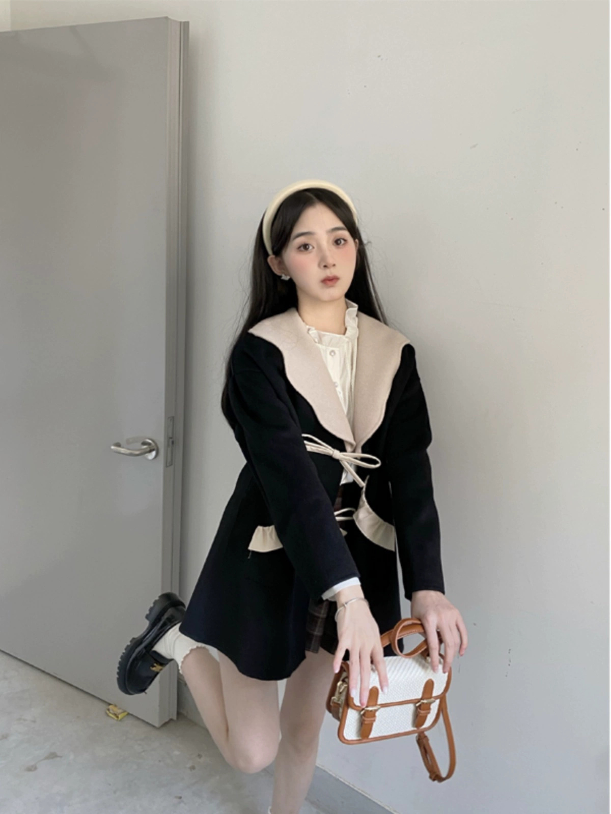 Permed high-end short Hepburn style black coat for women autumn and winter 2023 thin small woolen coat for women