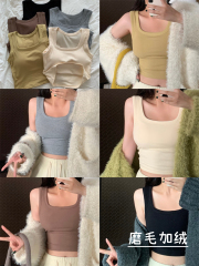 Integrally designed, close-fitting, and seamless padded top with ribbed and padded base, perfect for a slimmer look without a bra, ideal for short tops.