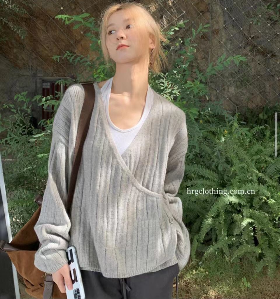 紅人館針織開衫女2023早秋新款條紋上衣長袖秋裝灰色慵懶毛衣外套