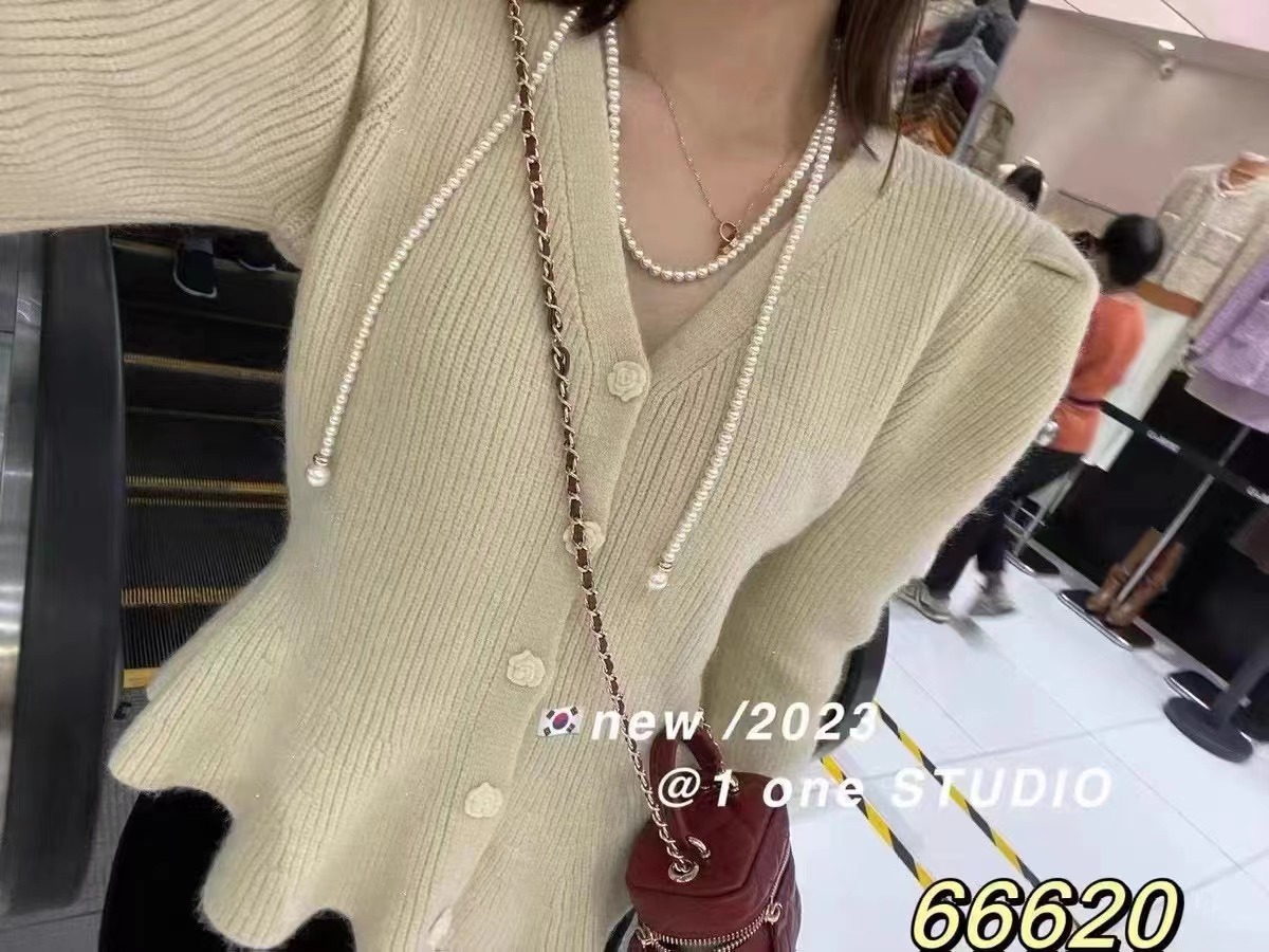 小香風甜美荷葉邊V領花朵紐扣針織開衫女秋冬復古泡泡袖亮絲毛衣