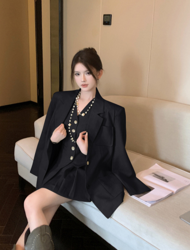 Real shot of three-piece suit for women, high-end long-sleeved jacket, slim V-neck vest, fashionable pleated skirt