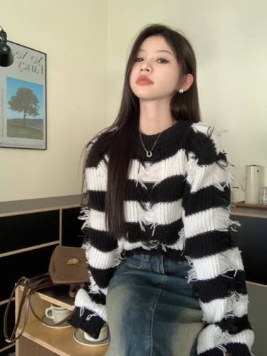 Real shot of autumn and winter new design thickened hole striped short long-sleeved sweater sweater top for women