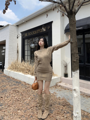 Real shot!  French retro knitted inner dress autumn and winter hot girl style super fairy long sweater skirt