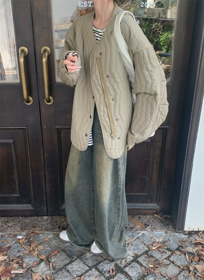 Actual shot of women's autumn and winter workwear cotton-padded jacket with round neck, loose and lazy style, solid color pleated cotton-padded jacket