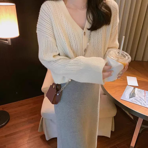 Women's 2023 new autumn style age-reducing fashionable temperament knitted sweater cardigan V-neck hollow loose top