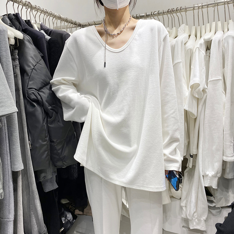 Solid color right shoulder plus velvet v-neck bottoming shirt for women, autumn and winter design, niche mid-length long-sleeved T-shirt for women