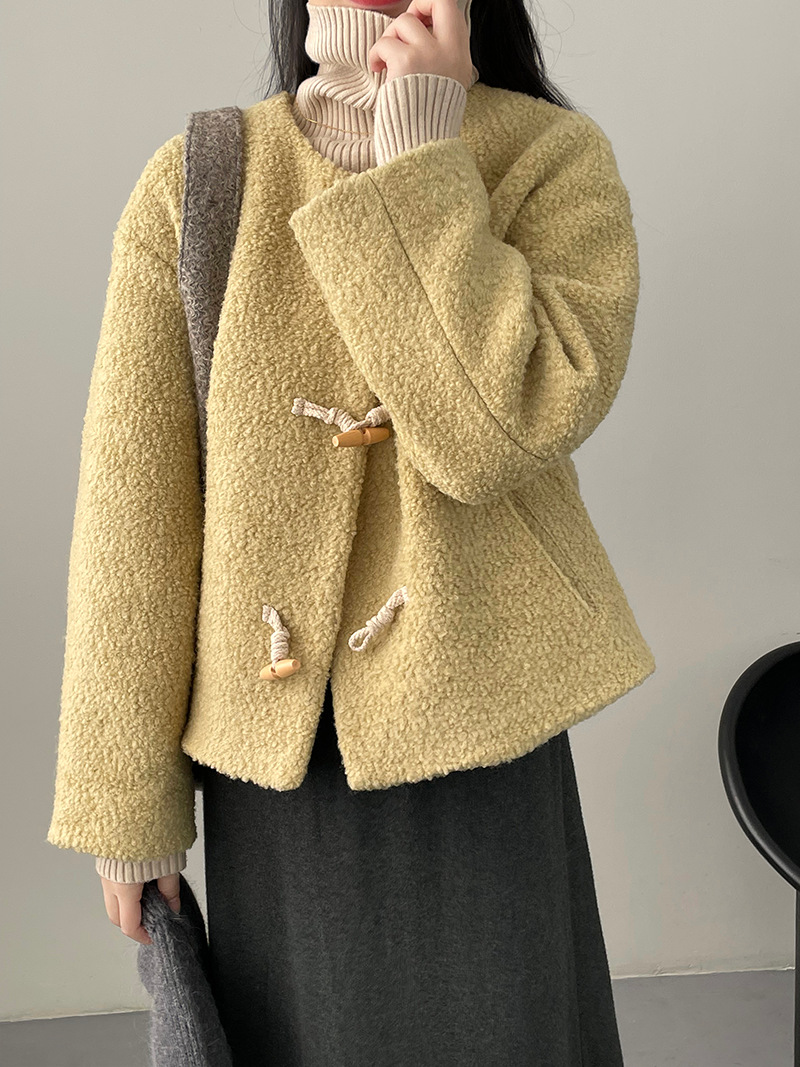 Actual shot~Winter Milk Huhu Lamb Hair Horn Button Jacket Women's Retro Age-Reducing Round Neck Warm and Versatile Top