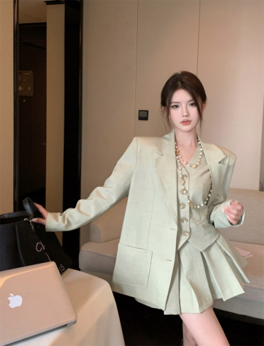 Real shot of three-piece suit for women, high-end long-sleeved jacket, slim V-neck vest, fashionable pleated skirt