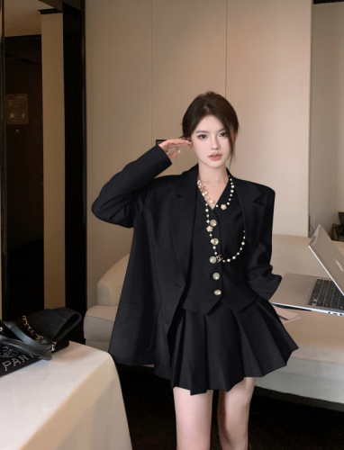 Real shot of three-piece suit for women, high-end long-sleeved jacket, slim V-neck vest, fashionable pleated skirt