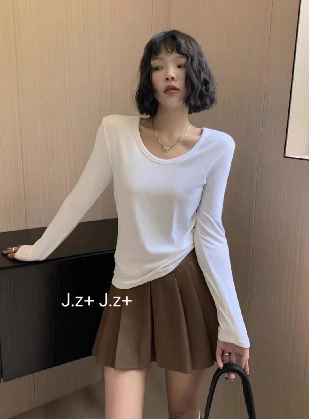 Basic model with eyes closed for spring, autumn and winter, new style, versatile, slim, low round neck, solid color long-sleeved bottoming shirt, trendy T-shirt