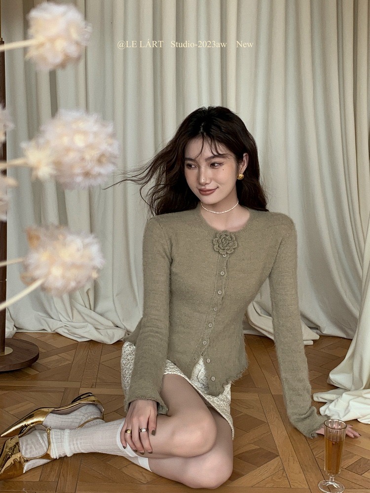 法式優雅赫本風花朵修身馬海毛毛衣秋冬新款木耳邊針織衫女