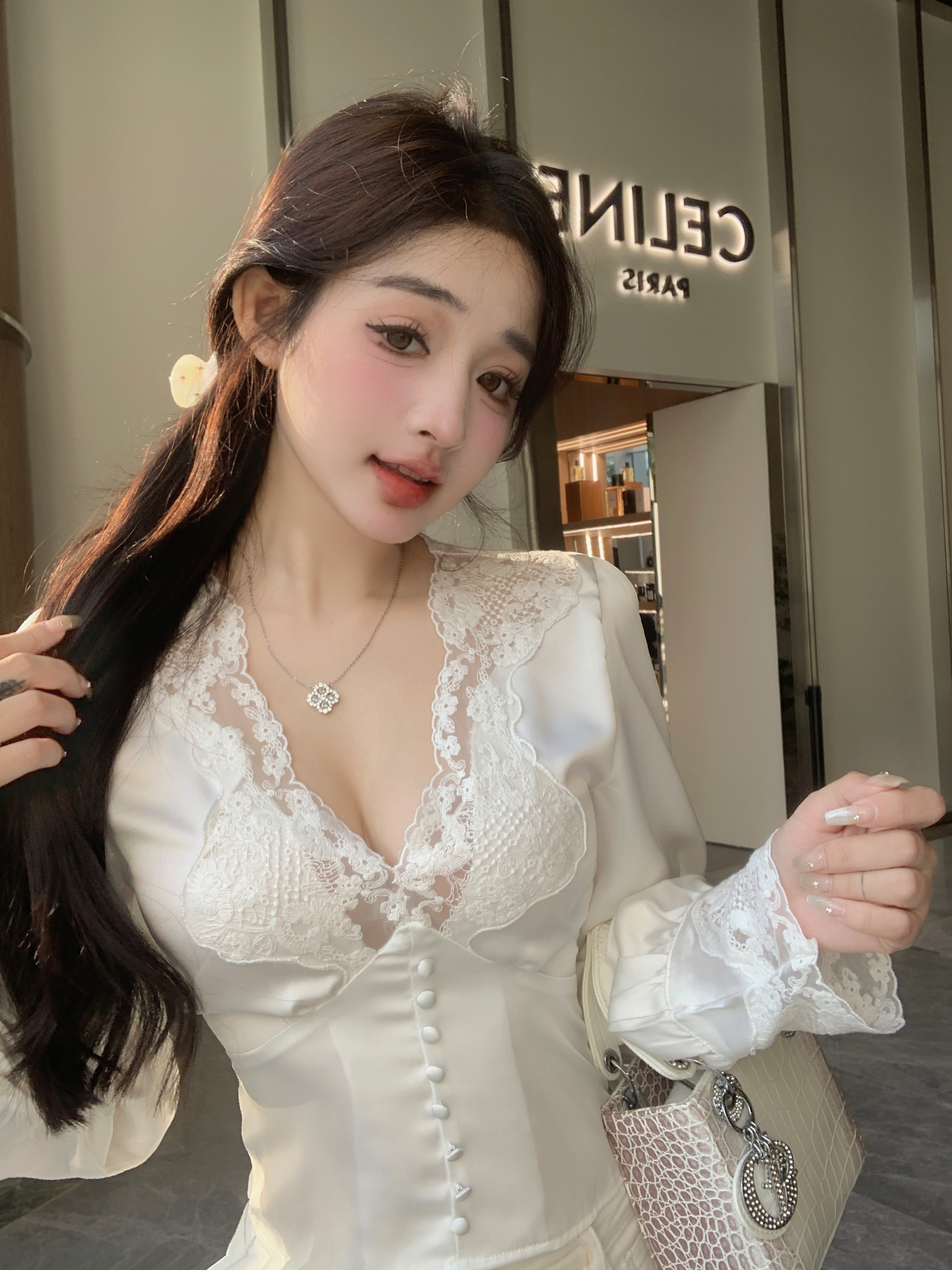 實拍  鈎花深V領蕾絲衫長袖設計感小眾性感純欲白色襯衫