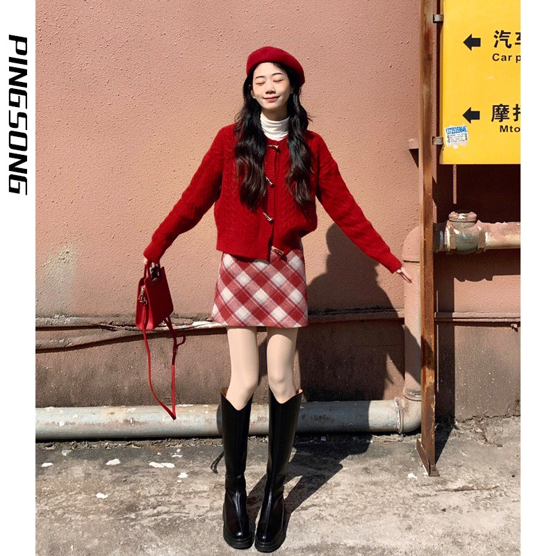 綠柚子圓領毛衣牛角扣開衫女兔年紅色外套短款針織衫上衣秋冬