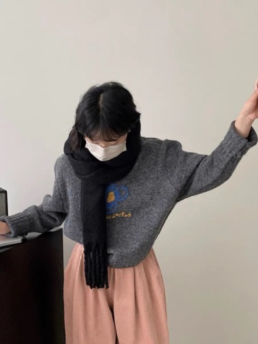 东大门秋冬新款韩版时尚设计感半高领显瘦绣花减龄针织毛衣女