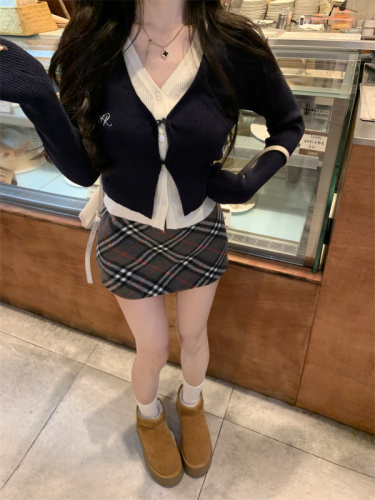 Real shot of V-neck bottoming slim-fitting short contrasting fake two-piece sweater A-line hip-hugging retro plaid skirt