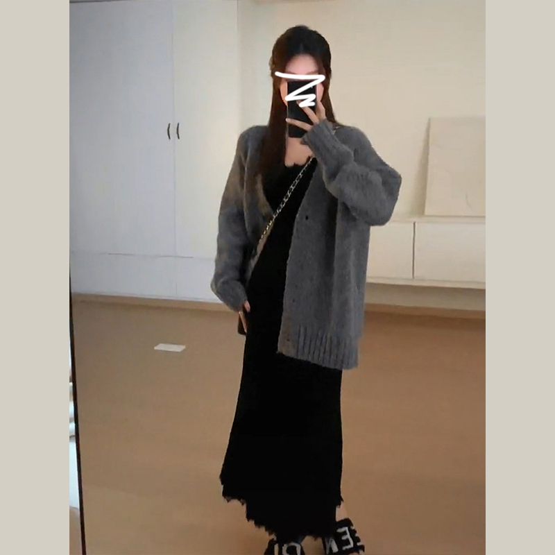 黑色吊帶打底連衣裙子女秋冬2023新款小香赫本風套裝包臀魚尾長裙