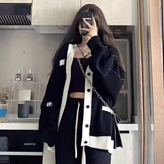 Black sweater jacket for women in spring and autumn V-neck Japanese style lazy college style color-blocking design niche knitted cardigan