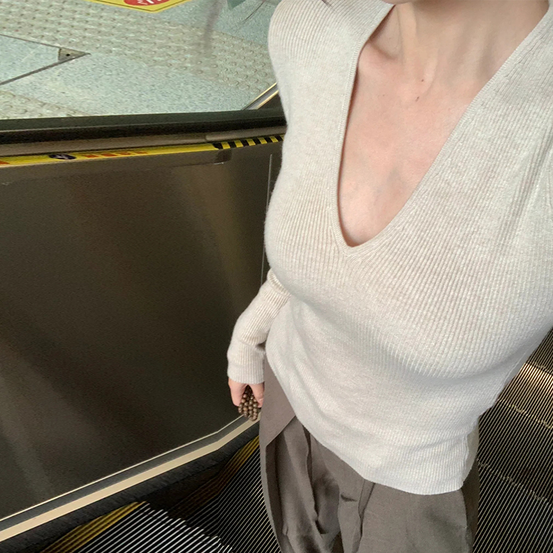 V-neck sweater 2023 new autumn and winter high-end sense slimming hot girl top with knitted bottoming shirt for women