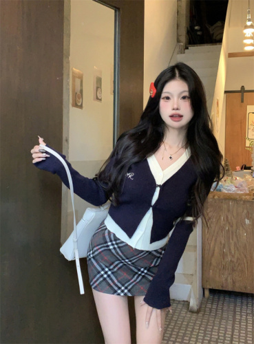 Real shot of V-neck bottoming slim-fitting short contrasting fake two-piece sweater A-line hip-hugging retro plaid skirt