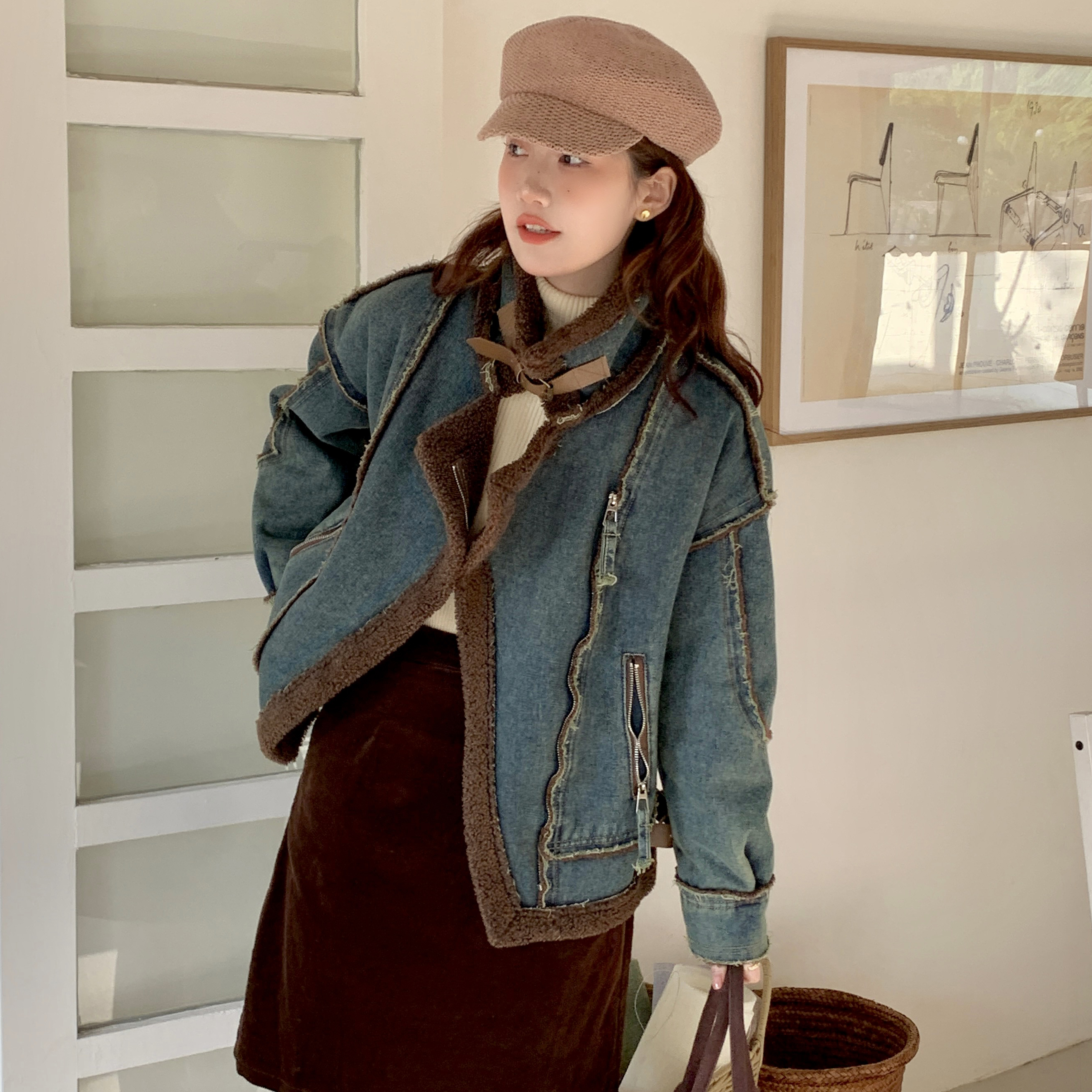Actual shot of #lambwool spliced ​​fur-integrated warm denim jacket