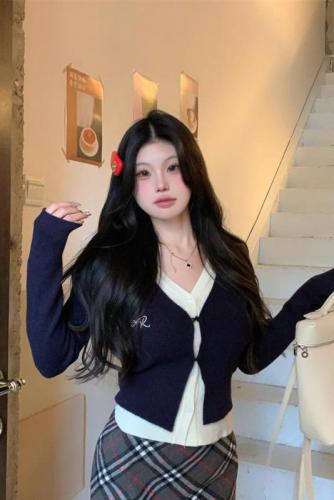 Real shot of V-neck bottoming slim-fitting short contrasting fake two-piece sweater A-line hip-hugging retro plaid skirt