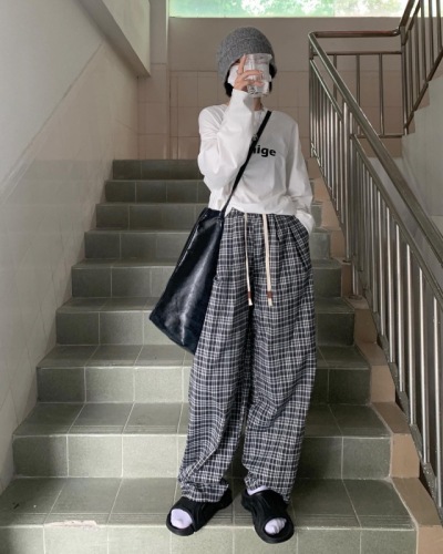 Real shot of winter plaid straight casual pants with elastic waist and drawstring feet and pleated small leg pants for women