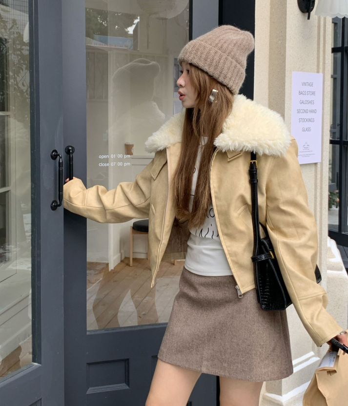 Real shot!  Retro Hong Kong style lamb wool large lapel solid color quilted motorcycle jacket slimming short thickened leather jacket