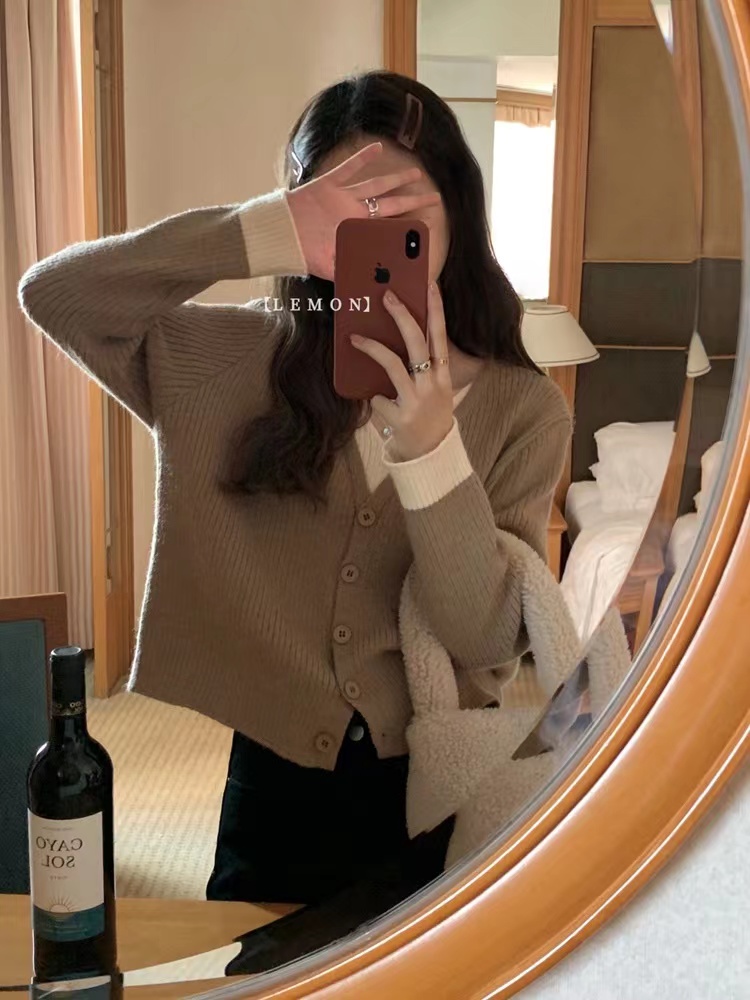 別致漂亮假兩件紅色v領針織衫女秋冬季減齡洋氣上衣內搭打底毛衣