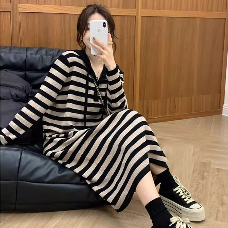 黑色針織毛衣連衣裙子女2023新款秋冬季高級感配大衣內搭打底長裙